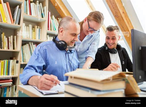 Group Learning Photo Blue Color 的图像结果