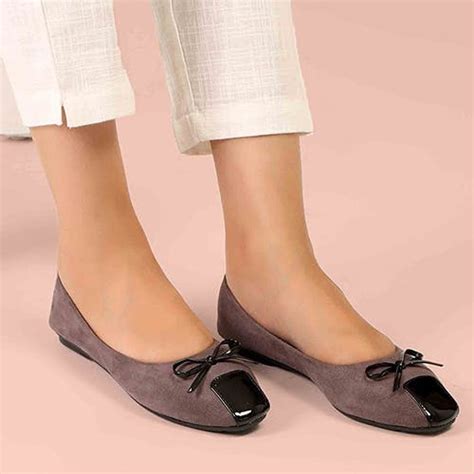 Get Ghungroo Embellished Kohlapuris at ₹ 2200 | LBB Shop