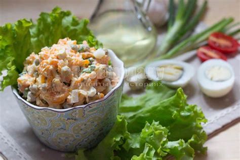 Салат из вареной морковки, яиц, сыра и горошка - рецепт с пошаговыми ...