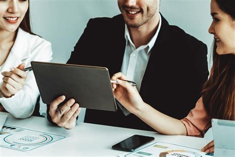 Businessman and Woman 的图像结果