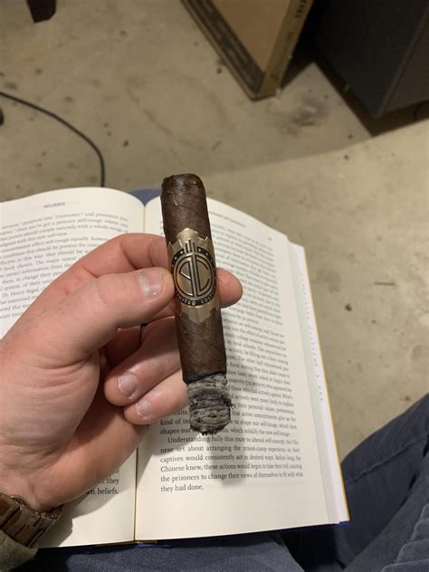 Elizabeth Rodil: our master cuban roller in Miami! : r/EveryDayIsCigarDay