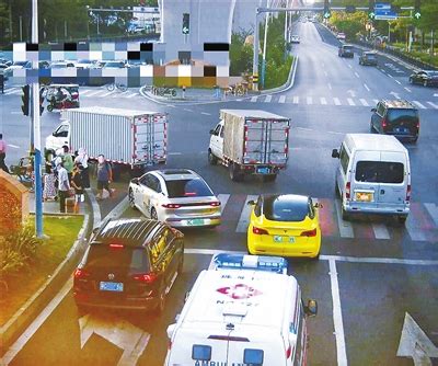 珠海特区报数字报-多名司机闯红灯为救护车“让道”获称赞