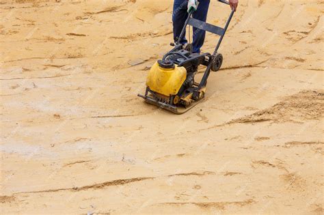 Using a Vibrating Plate Compactor On Sand 的图像结果