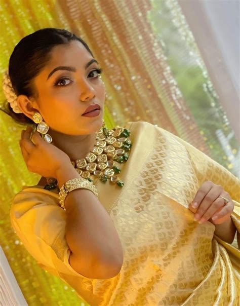 Cream Banarasi Silk Saree With Zari Weaving Work – Sareewave