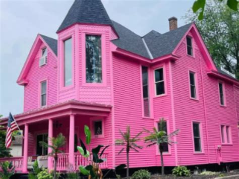 Pink Victorian House In Wisconsin Starts Bid At Rs 9 Crore