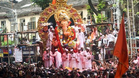 Lalbaugcha Raja Visarjan: Ganesh idol immersion at Girgaon Chowpatty in ...