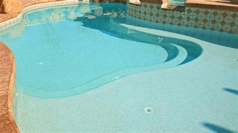 Pebble vs Plaster Pool Resurfacing – Which One’s Better [2025]
