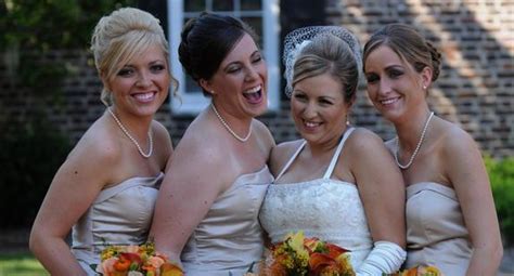 Entire Wedding Party Shares Bride 的图像结果