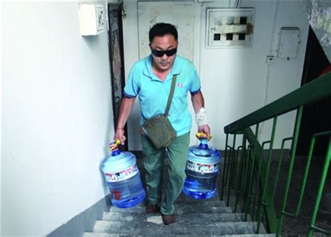 请对高温下的送水工说声谢谢_饮水百科_资讯_重庆桶装水配送网