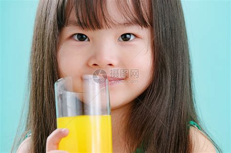活力东方人渴望可爱的小女孩喝饮料高清图片下载-正版图片501922040-摄图网