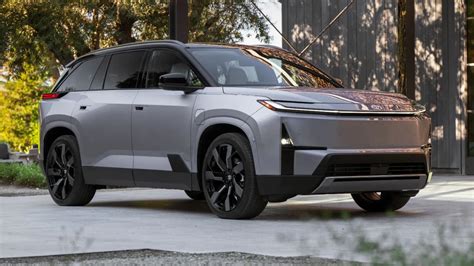 2027 Toyota Highlander Electric SUV Debuts in the USA | EVFY