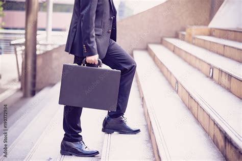 Business People Walking On Street 的图像结果