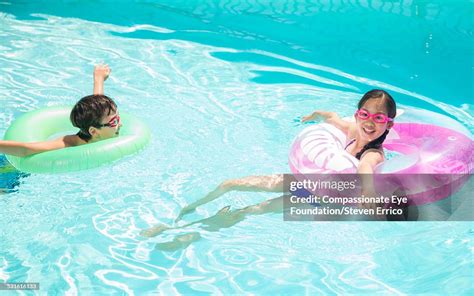 Sis vs Bro Swimming Pool 的图像结果