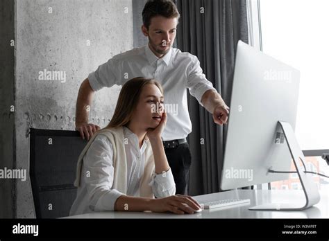 2 People Using a Computer 的图像结果