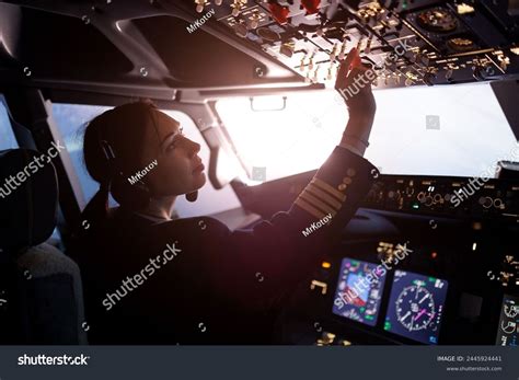 Female Pilot In Cockpit Female Airline Pilot In Cockpit Fotos Und