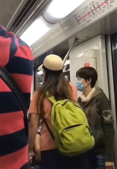上海地铁女子与他人起纠纷，用上海话唱童谣Rap嘲笑对方是乡下人_闲话