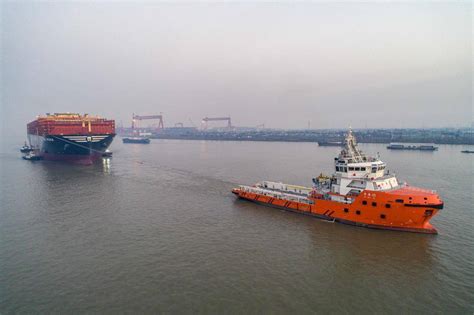 组图|江苏泰州：全球最大新造集装箱船进入长江拖航作业_高度_大桥_海上