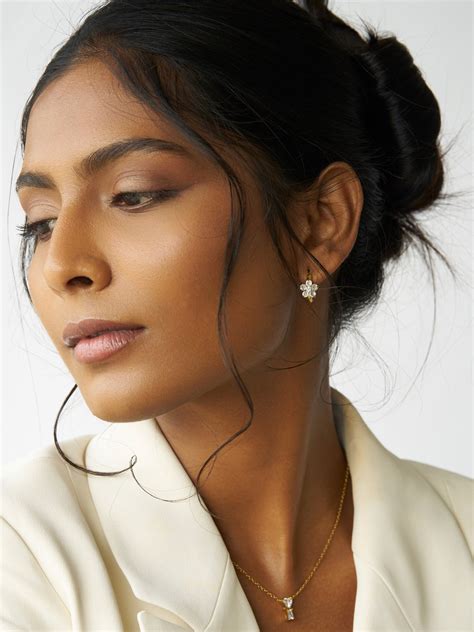 Flower Huggies - 18K Gold Plated – Elinor Jewels