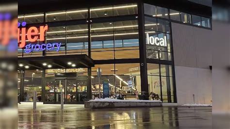 अजब प्रकरण! दुकानाच्या साइन बोर्डमध्ये राहत होती महिला; आत गेली कशी ...