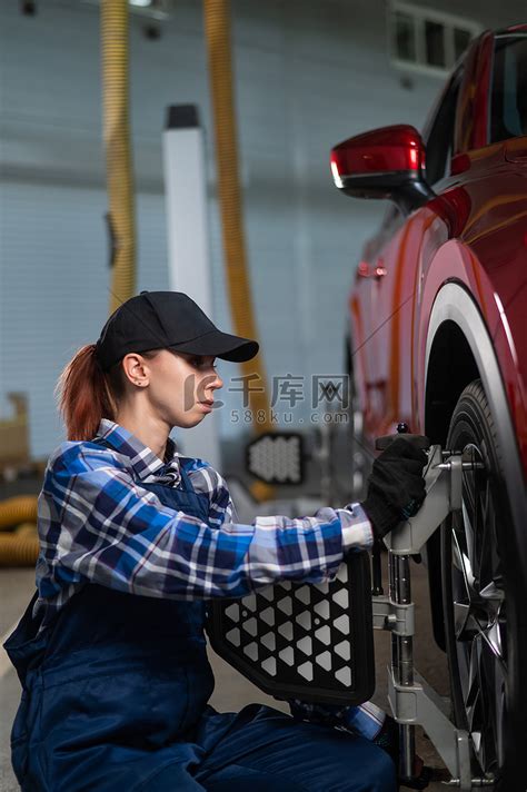 一位女汽车修理工在做外倾角。高清摄影大图-千库网