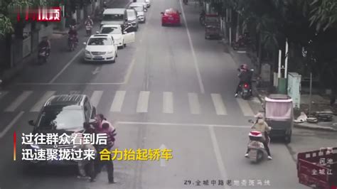 广西河池发生车祸一人被压车底 过路民众合力抬车紧急救援|车祸_新浪新闻
