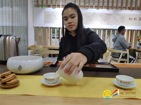 中华茶道文化课 让外国留学生爱上普洱茶 - 文化旅游 - 云桥网