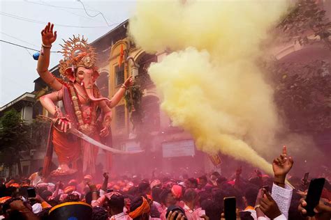 Ganesh Visarjan 2023: Devotees Immerse Idols in Water to Mark Festival ...