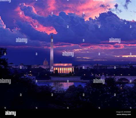 Dc monuments lit up hi-res stock photography and images - Alamy