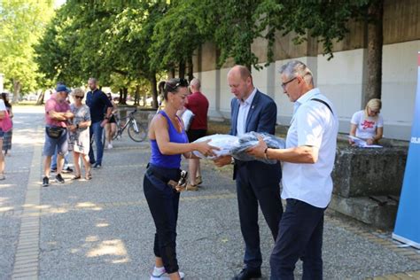 Uručeni kompleti dresova za školske sportska društva - Osijek.in