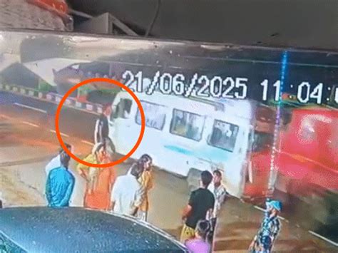 LPG tanker crashes into mini bus on highway near Dausa: People standing ...