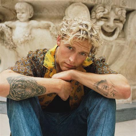 WATERFALL (EN ESPAÑOL) - Christopher - LETRAS.COM