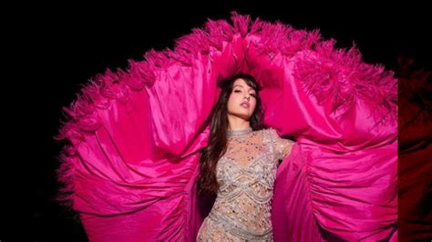 Nora Fatehi's Electrifying Performance In Shimmery Ensemble Sets FIFA ...