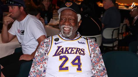 Bill Russell finally accepts Basketball Hall of Fame ring | NBA.com