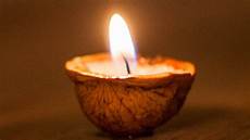 cera delle candele crea delle semplici candele con le noci fai da te casa cera delle candele crea delle semplici candele con le noci fai da te casa