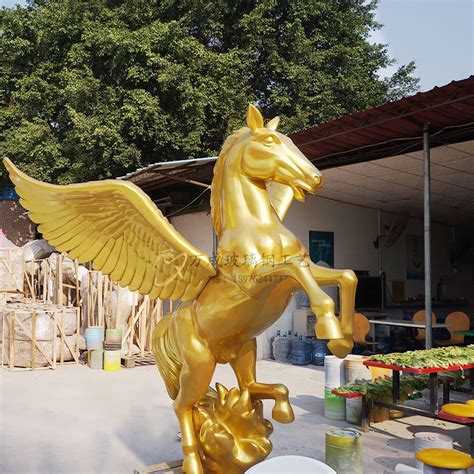 厂家直供镀金飞马雕塑动物雕像户外广场玻璃钢大型金色飞马雕塑-阿里巴巴