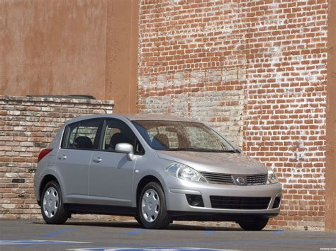 Fotos de Nissan Versa Hatchback 2007