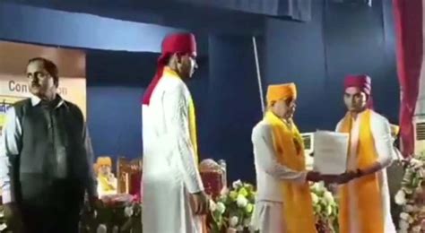 BHU: लापरवाही ही हद पार! 3 साल इंतजार के बाद डीन ने एक ही डमी डिग्री से ...