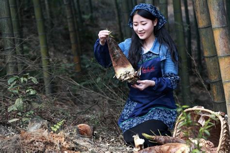 荒野女孩在深山中挖竹笋摆摊换钱，帮助山区贫困的孩子们 - YouTube