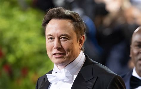 Elon Musk gets booed at Dave Chappelle gig