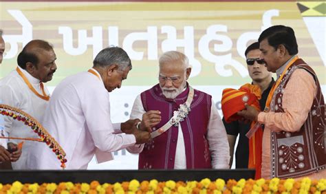 PM Modi slams Pakistan, advocates 'Make in India' at Gujarat rally