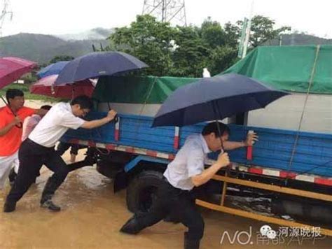 广东河源暴雨：市委书记上街帮忙推车(图)|暴雨|市委书记_新浪新闻