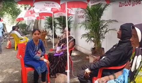 Dengue patients treated under umbrellas in Vikarabad Hospital