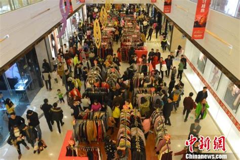 “平安夜”变身购物狂欢节 福州商场人山人海--陕西频道--人民网