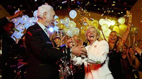 10 Amazing Return Gifts for Your 25th Anniversary Party: Send Guests ...