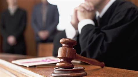 Can lawyers argue while sitting in court?