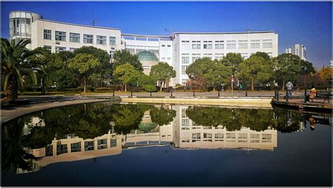 上海第二工业大学-校园图库 时钟广场（摄影：孙坚勇）