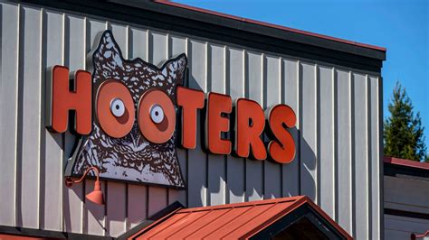 Hooters to file for bankruptcy soon: Report | FOX 13 Tampa Bay