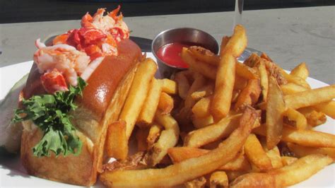 foodbev_specials_lobsterroll - Cape Ann's Marina & Resort