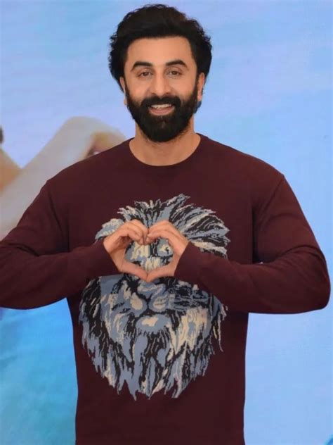 रणबीर को देख बेकाबू फीमेल फैन, सेल्फी लेने के बहाने छुआ, यूजर्स नाराज ...