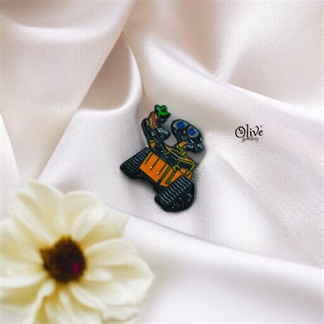 Wall-E Brooch – Olive Jewellery